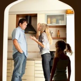 Uomo e donna litigano in casa