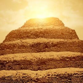 Il sole spunta sulla cima di una piramide