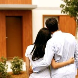 Una coppia guarda verso la nuova casa