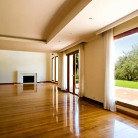 Grande sala vuota con vista giardino